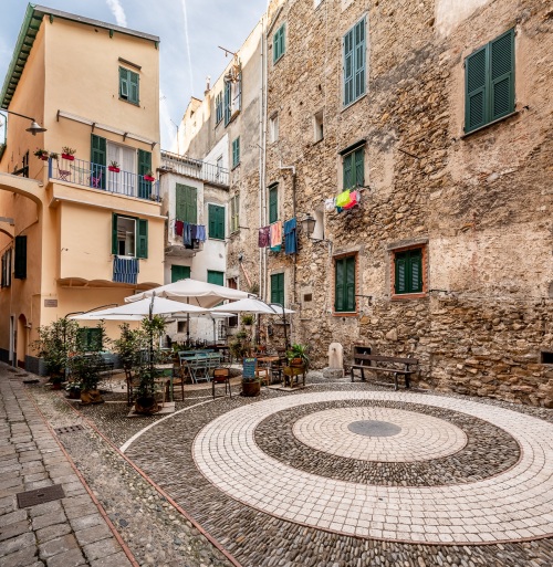 TRA PIAZZE E CARUGGI